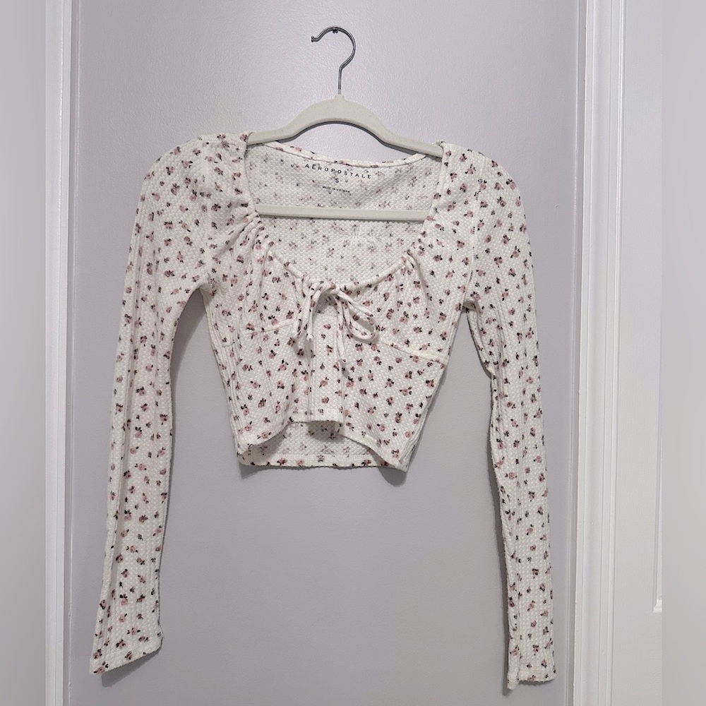 NWOT Aéropostale Long-Sleeve Floral Front Tie Top